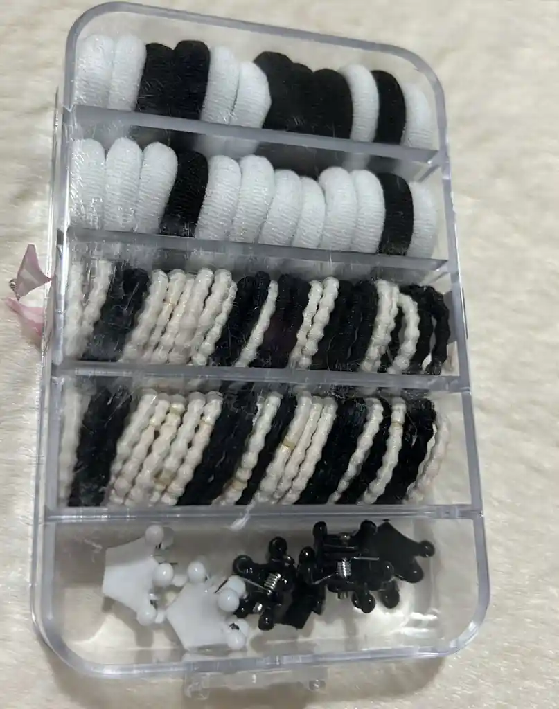Estuche Acrilico Cauchos Para Cabello Cauchitos Moñas Ganchitos Piojitos Blancos-negros