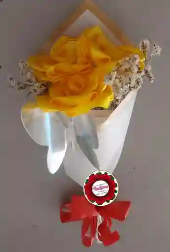 Ramo De Mano Con Rosas Preservadas Amarillas