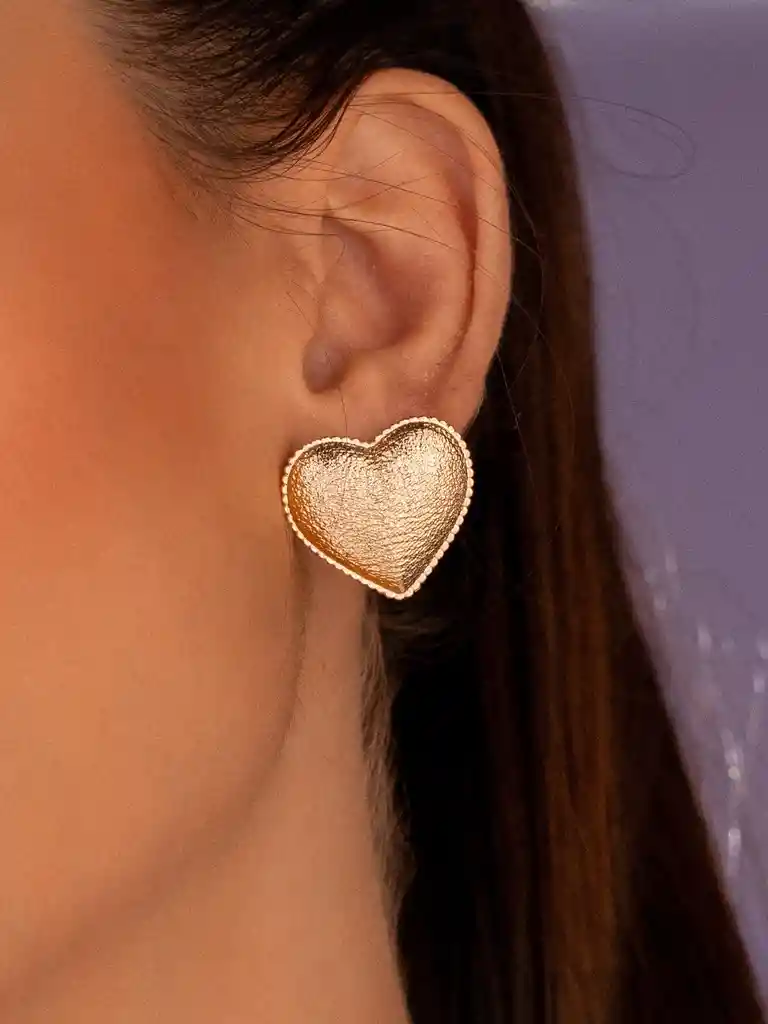 Ave María Aretes Corazón Dorados