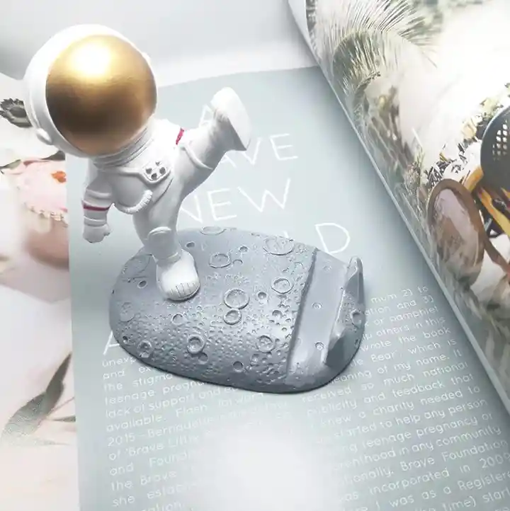 Trípode Astronauta Casco Dorado