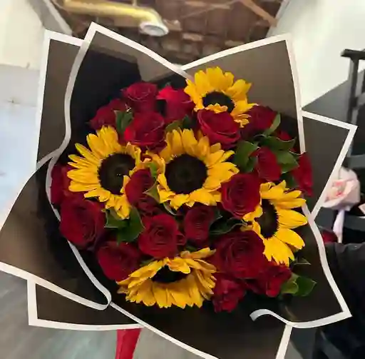 Ramos O Bouquets De 24 Rosas Y 5 Girasoles