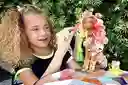 Muñeca Cave Club Fernessa Moda Prehistórica Con Accesorios
