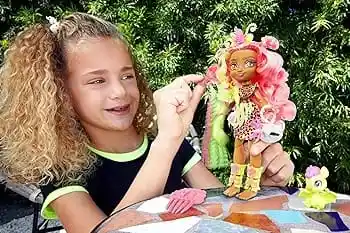 Muñeca Cave Club Fernessa Moda Prehistórica Con Accesorios