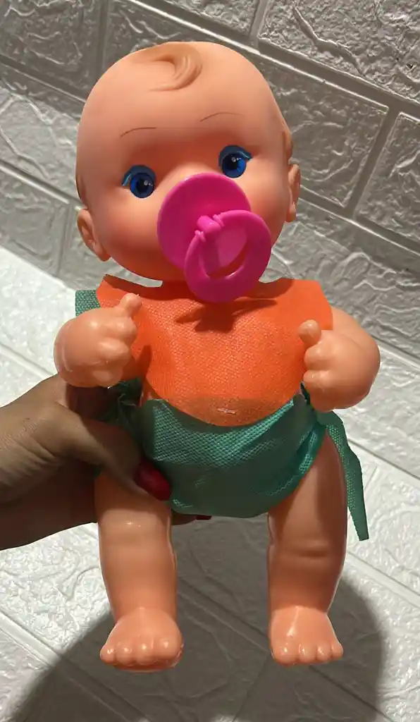 Bebe Plastico Cocolino Con Babero Mediano