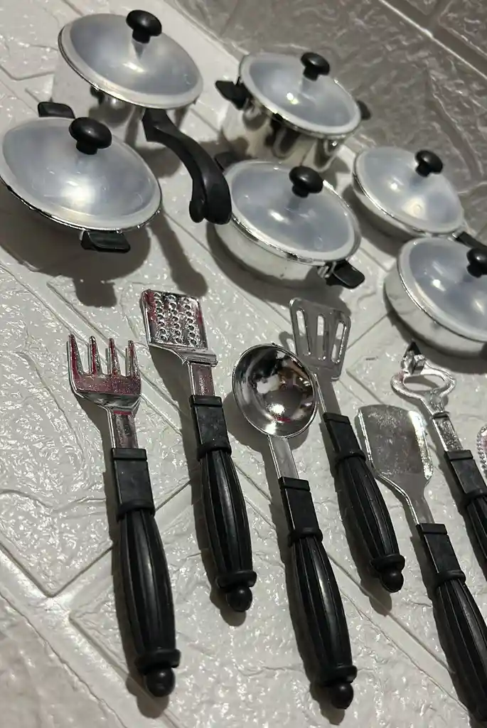 Accesorios Para Cocina Niñas Ollas + Cubiertos Metalizada Juguetes Para Niñas