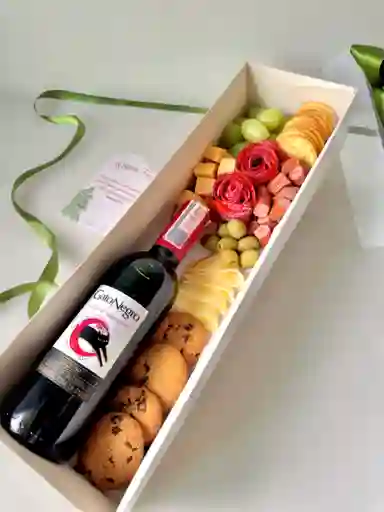 Tabla De Quesos Navideña Gourmet Elegante Con Vino