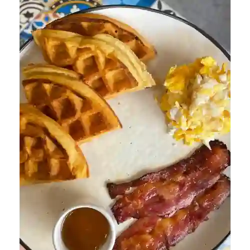 Waffles con Tocineta y Huevo