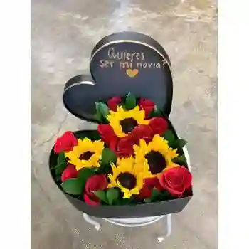 Caja En Forma De Corazon Rosas Y Girasoles