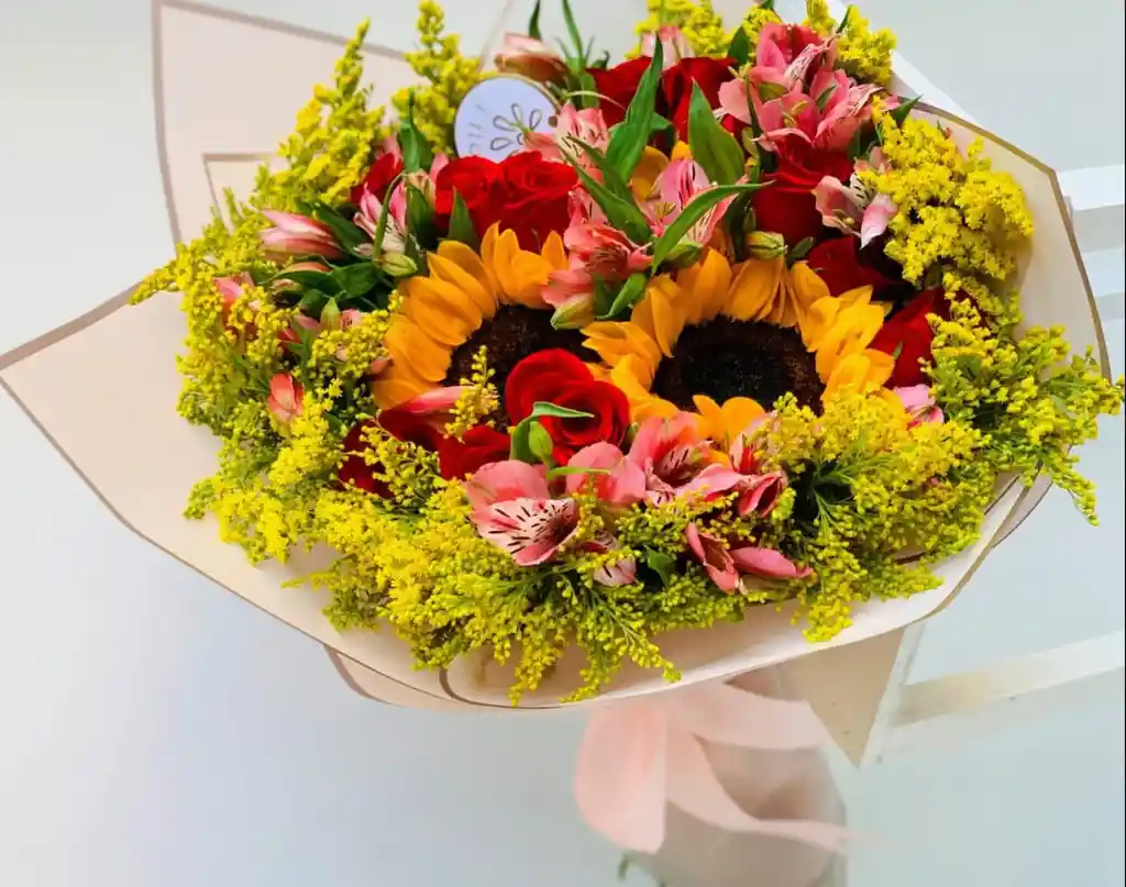 Girasoles, Rosas Y Astromelias - Bouquet Reflejo De Primavera