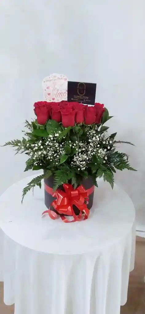 Rosas Rojas En Cilindro Jardin De Sentimientos