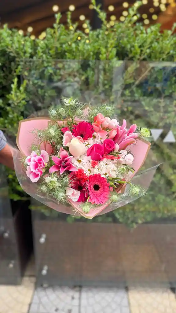 Ramo De Flores Surtidas Sutileza Rosada