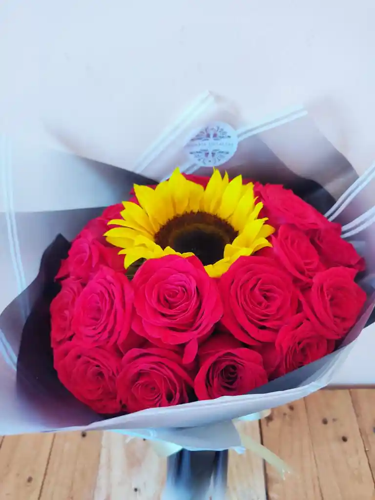 Ramo De Rosa Con Girasoles