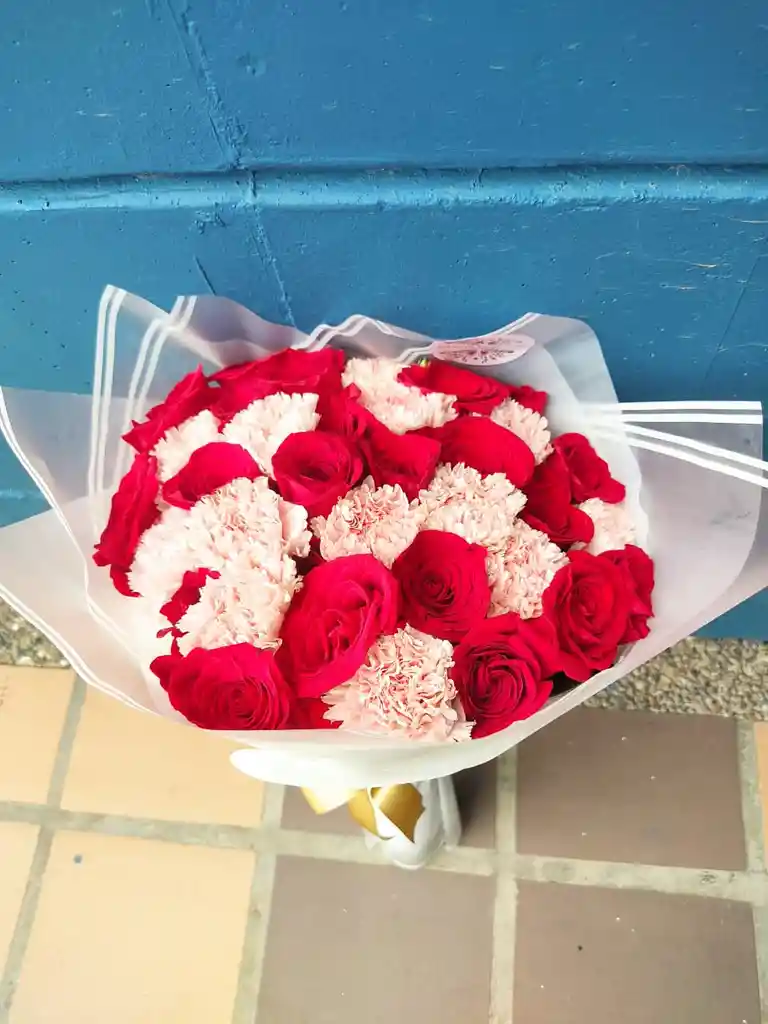 Ramo De Rosas Con Claveles