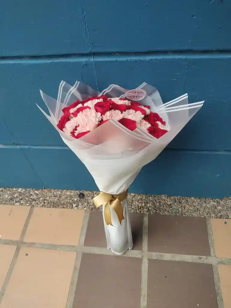 Ramo De Rosas Con Claveles