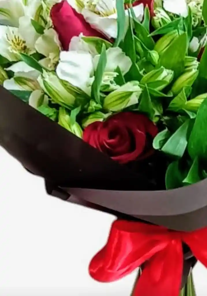 Ramo De Astromelias Y Rosas Rojas