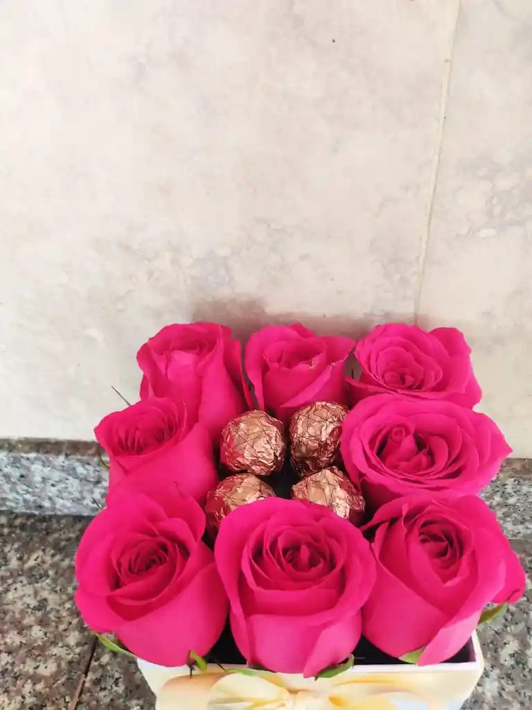 Cubo De Rosas Y 4 Ferreros