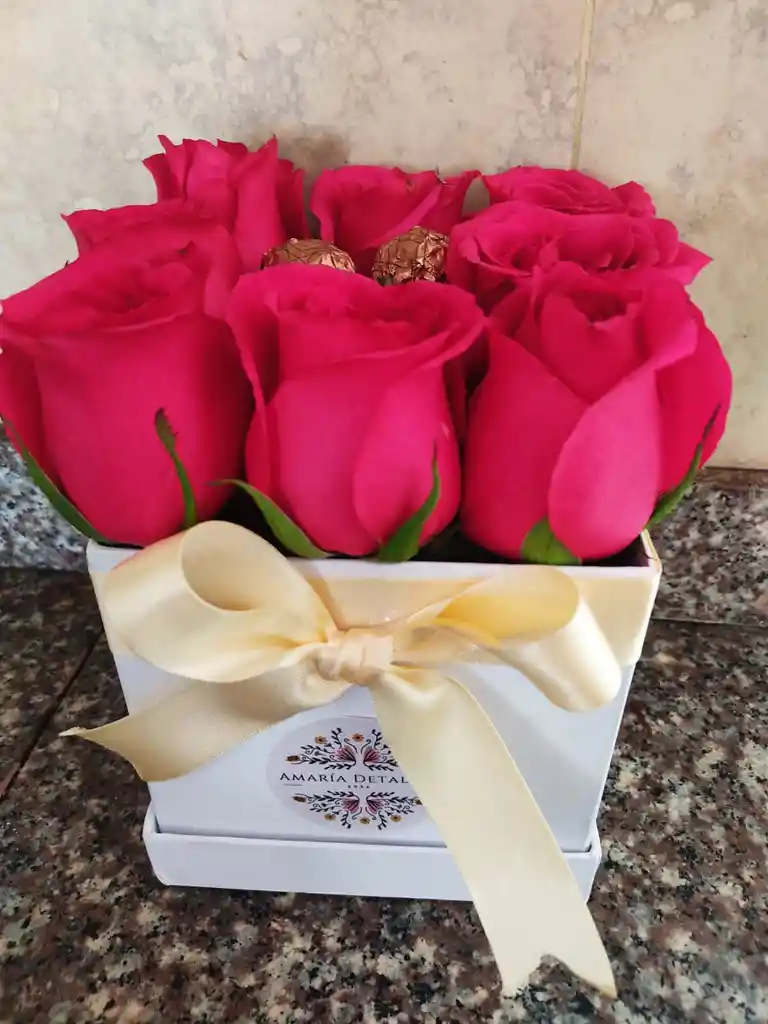 Cubo De Rosas Y 4 Ferreros
