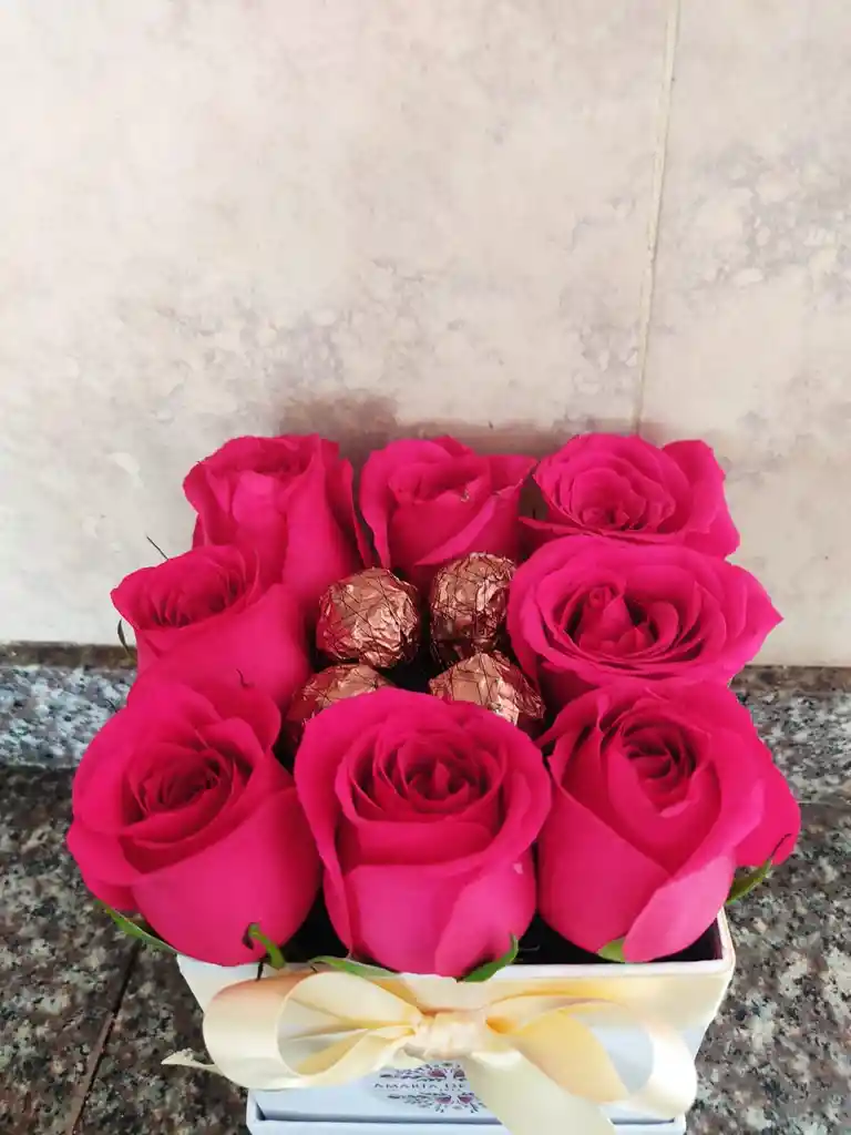 Cubo De Rosas Y 4 Ferreros