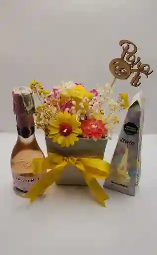 Arreglo Floral Jardín Vivo Con Almendras Y Vino Espumoso