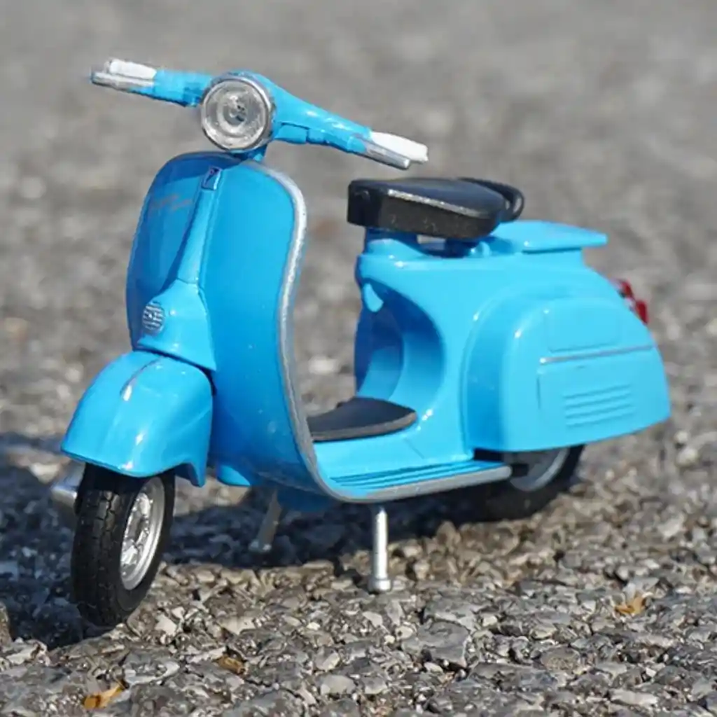 Moto De Colección A Escala Coleccionable Vespa 12848pe