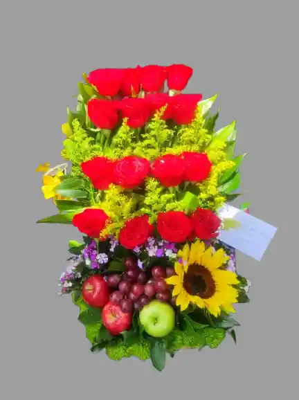 🌹💐 Arreglo Floral Frutero En Base De Madera❤️ + Girasoles💐 + Rosas En Dos Tonos 🌹