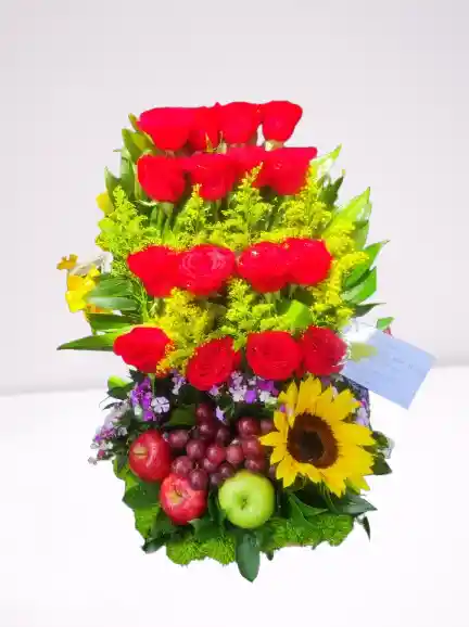 🌹💐 Arreglo Floral Frutero En Base De Madera❤️ + Girasoles💐 + Rosas En Dos Tonos 🌹