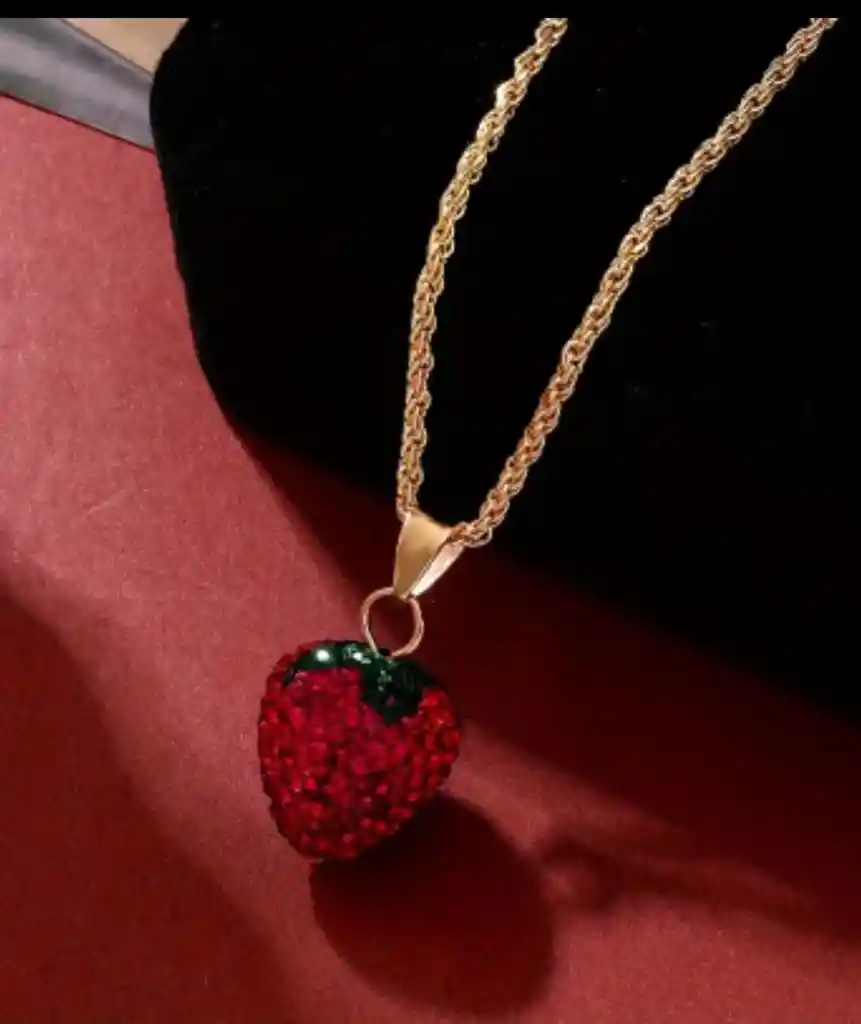 Collar Cadena Con Dije De Fruta Fresa Con Incrustaciones Brillantes