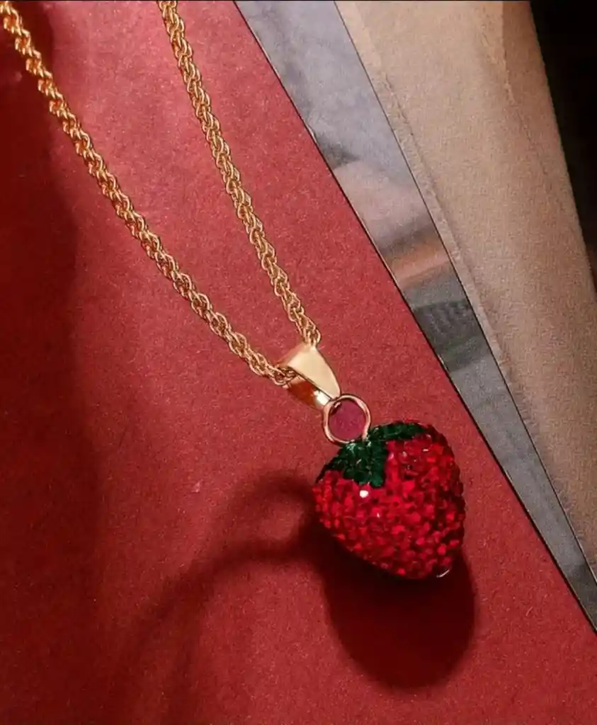 Collar Cadena Con Dije De Fruta Fresa Con Incrustaciones Brillantes