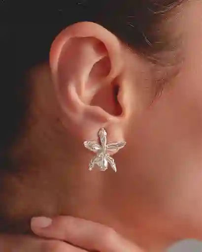 Luna Mar Aretes Orquidea Mini Plateados