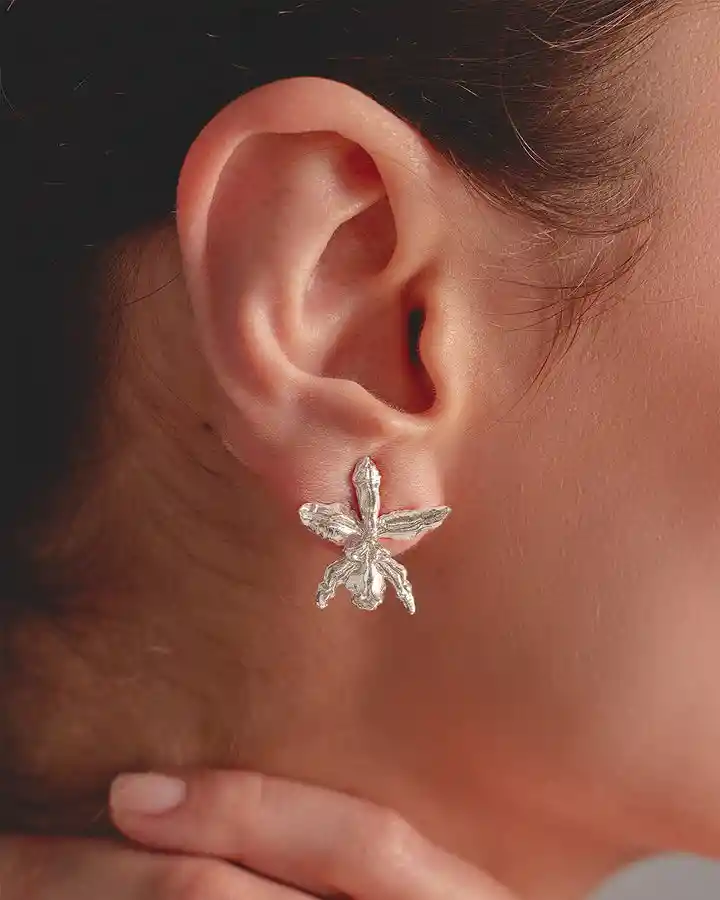 Luna Mar Aretes Orquidea Mini Plateados
