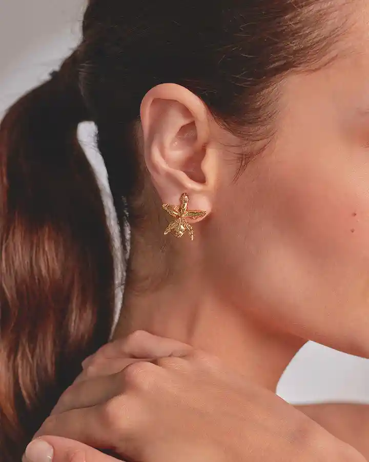 Luna Mar Aretes Orquidea Mini Dorados