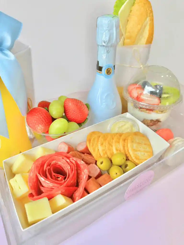 Deliciosa Caja De Snack. Gourmet Azul Para Hombres Con Globo.. Regalo Perfecto, Macarons, Champagne, Parfait