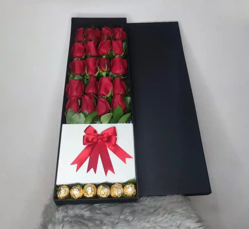 Caja Alargada Con 24 Rosas Y Ferrero