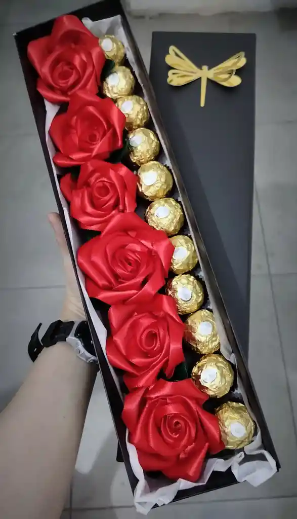 Caja Con Rosas Rojas Preservadas Más Bombones De Chocolate