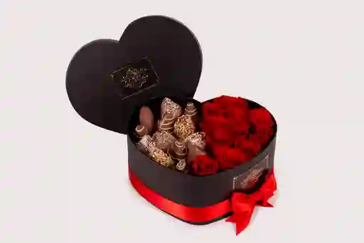 Rosas Rojas En Caja De Corazón Con Fresas Con Chocolate. San Valentín