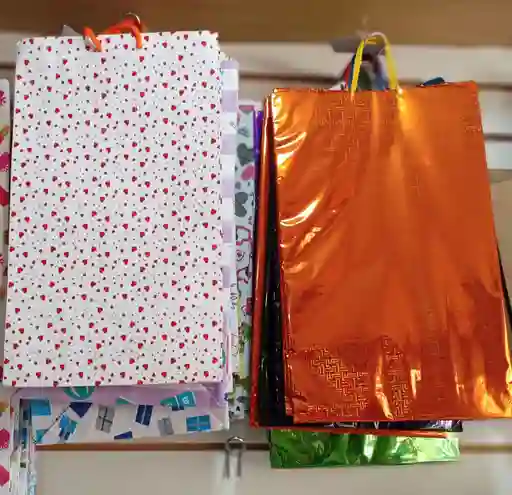 Bolsa De Regalo Mediana Color Surtido 39 Cm De Largo X 23 Cm De Ancho