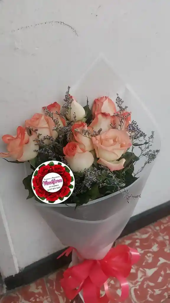 12 Rosas Confety Con Empaque Y Moño Decorativo