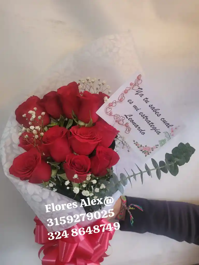 Rosas Rojas En Bouquet Y Papel Importado