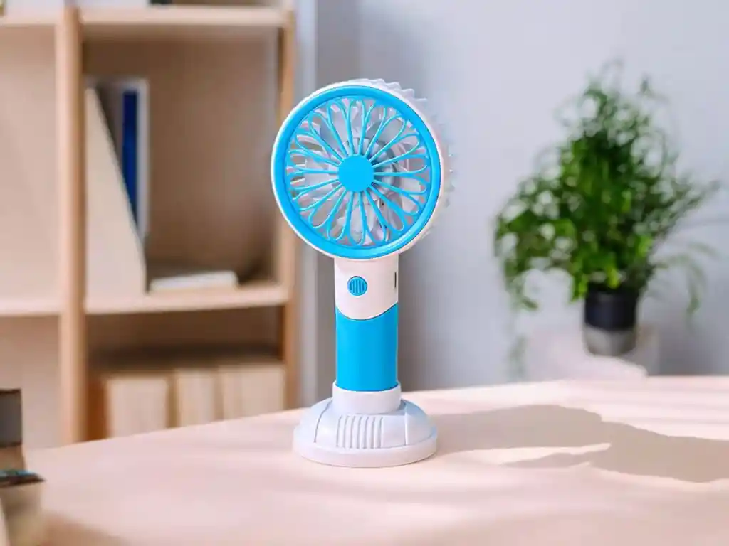 Mini Ventilador De Mano Portátil Con Base Recargable Por Usb 3 Velocidades (blanco/azul)