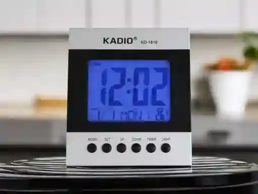 Reloj Multifuncional Alarma Digital, Sensor Calendario Y Termómetro (negro/plateado Kadio Kd 1818