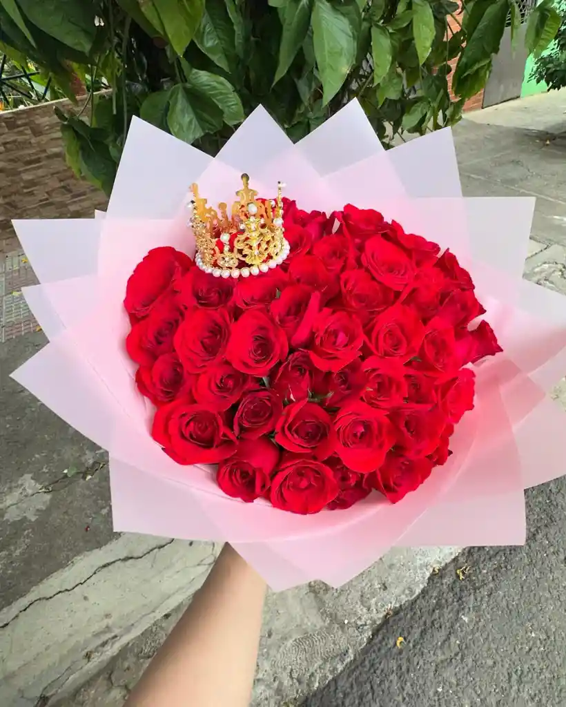 Bouquet De 24 Rosas Rojas Y Corona