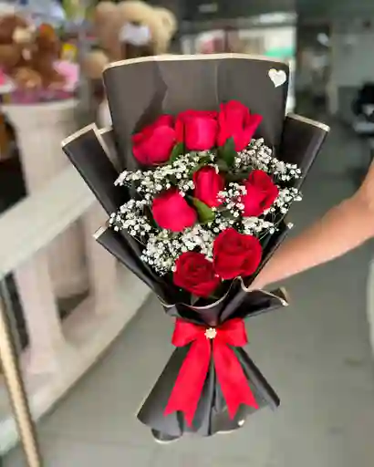 Engalanado De Ocho Rosas Rojas