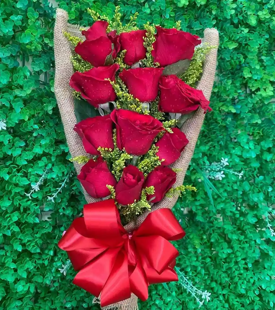 Engalanado De 12 Rosas Rojas Con Aster