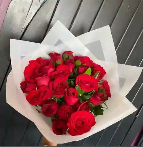 Bouquet De 15 Rosas Rojas Con Papel Coreano Blanco
