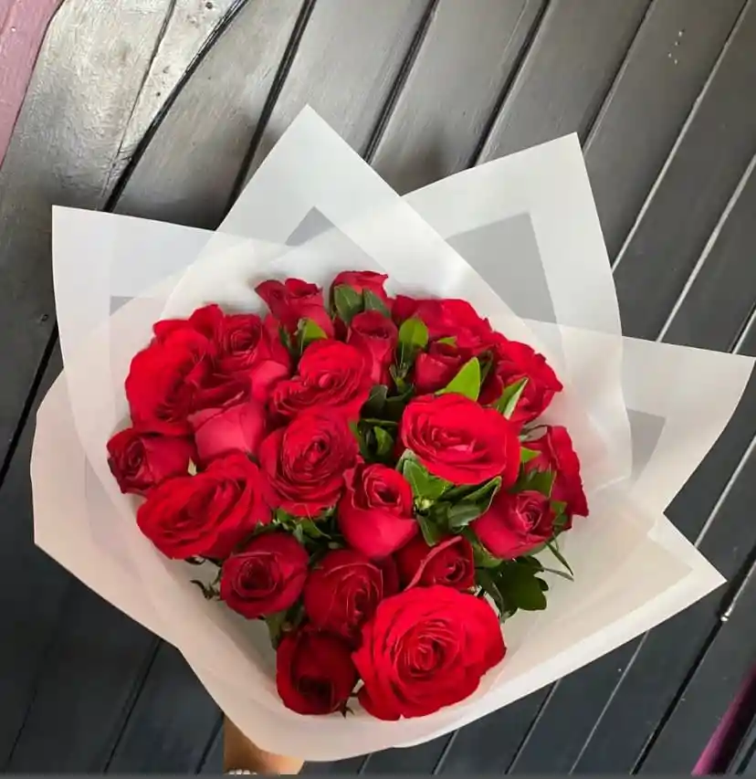 Bouquet De 15 Rosas Rojas Con Papel Coreano Blanco