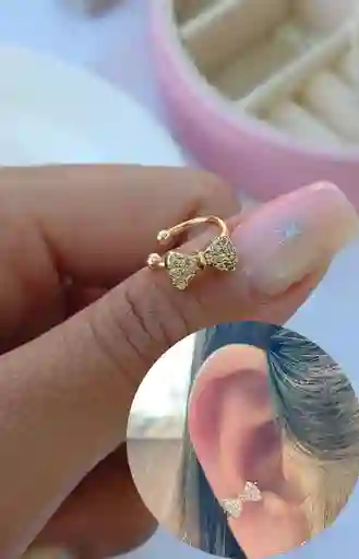 Par Arete Tipo Earcuff Dorado Con Diseño De Moño Y Piedras Incrustadas