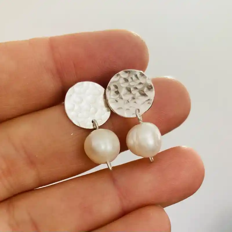 Aretes De Plata Martillada Y Perlas