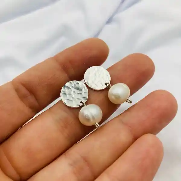 Aretes De Plata Martillada Y Perlas