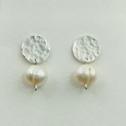 Aretes De Plata Martillada Y Perlas