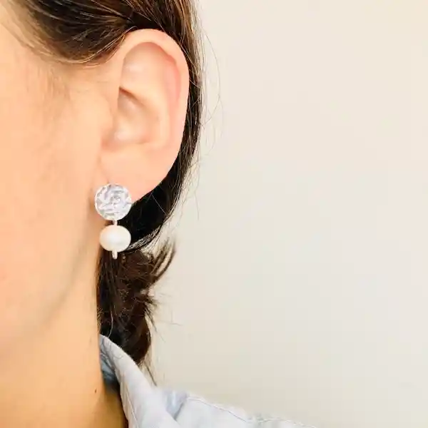 Aretes De Plata Martillada Y Perlas